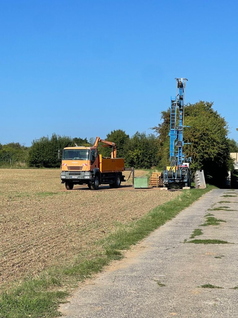 In der Holzheimer Gemarkung wird gebohrt. Es sind Bodenuntersuchungen für eine Stromtrasse.